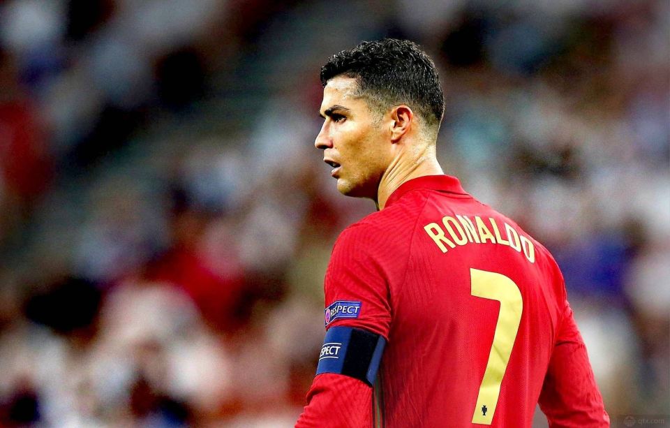 凯恩晒照回顾8月：吃吃喝喝打高尔夫，顺便来个帽子戏法